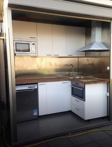 Cocina ya montada sobre estructura para espacio de cocina en terrado 