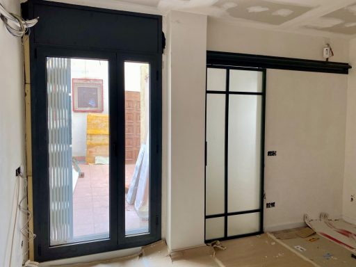 Puerta corredera de hierro estilo industrial para despacho 