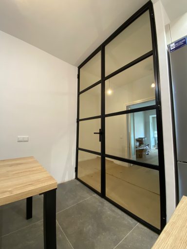 Puerta abatible de hierro estilo industrial 