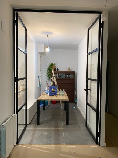 Puerta abatible de hierro estilo industrial 