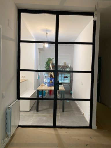Puerta abatible de hierro estilo industrial 