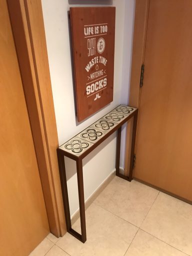 Recibidor de hierro a medida con azulejos pintados a mano 