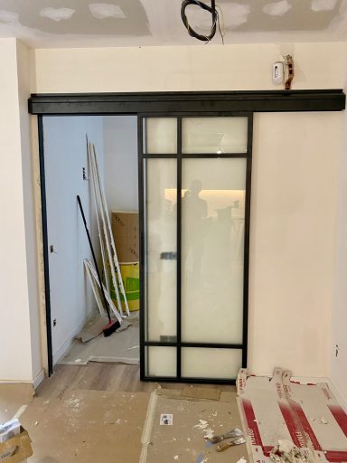 Puerta corredera de hierro estilo industrial para despacho 
