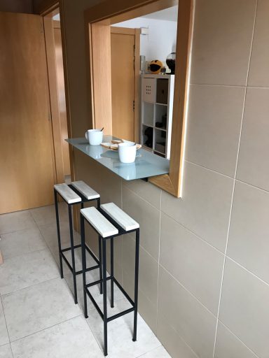 Barra y taburetes a medida para espacio de desayuno 